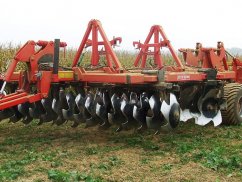 Дисковая борона APAVR Флео-Флео - Тяжелая V-образная дисковая борона / Диски Флео-Флео Ø 810 x 10 мм. Ширина захвата от 4,5 м до 7,3 м / Шасси в хвостовой части