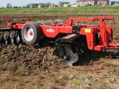 Дисковая борона APFL Флео-Флео с шасси посередине - Тяжелая дисковая борона V-образной формы / Диски Флео-Флео Ø 810 x 10 мм. Ширина захвта от 2,3 до 4,5 м / Шасси посередине