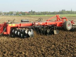 Дисковая борона APFL Флео-Флео с шасси в хвостовой части - Тяжелая дисковая борона V-образной формы / Диски Флео-Флео Ø 810 x 10 мм. Ширина захвта от 2,0 до 4,5 м / Шасси в хвостовой части