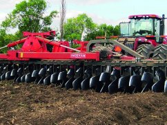 Дисковая борона APVRS Флео-Флео - Тяжелая V-образная дисковая борона / Диски Флео-Флео Ø 810 x 10 мм. Ширина захвата от 4,5 м до 9,5 м / Шасси посередине