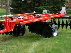 Легкая дисковая борона APXE-TL - Прицепная дисковая борона / X-образная. Механически складываемая / Шасси посередине / Ширина завхата от 3,2 до 4,4 м