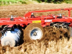 Легкая дисковая борона APXTL - Прицепная дисковая борона / Х-образная / Шасси посередине. Ширина захвата от 4,0 до 5,4 м