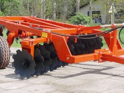 Легкая дисковая борона ECODISC - Дисковая борона / V-образная. Ширина захвата от 2,8 до 3,2 м / Диски Ø 560 мм / Шасси посередине