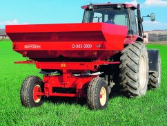 Разбрасыватель минеральных удобрений D-903 - Объем от 1.000 до 3.000 л / Ширина разбрасывания 15 - 36 м