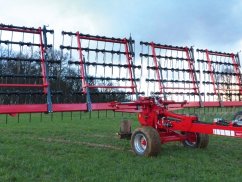 Штригельная борона BEAVER - Прицепная штригельная борона / Ширина захвата 12,0м. Гидравлически складываемая / 200 зубьев