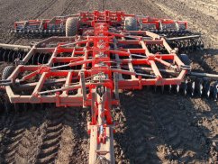 Тяжелая дисковая борона APAXR-GL - Тяжелая дисковая борона / Гидравлически складываемая. Ширина захвата от 6,2 м до 10,2 м / Диски Ø 660 х 6 или Ø 710 х 7 мм