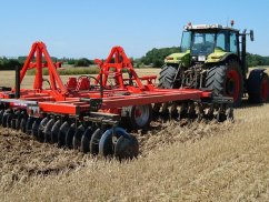Тяжелая дисковая борона APXRS - Тяжелая Х-образная дисковая борона / Гидравлически складываемая. Ширина захвата от 4,0 до 7,4 м / Диски Ø 660 или Ø 710 мм